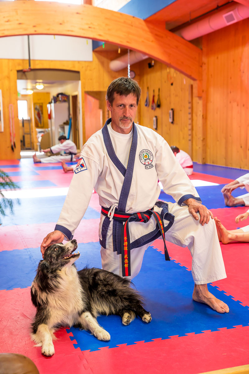 Blindfolded martial arts master slams SLEDGEHAMMER into